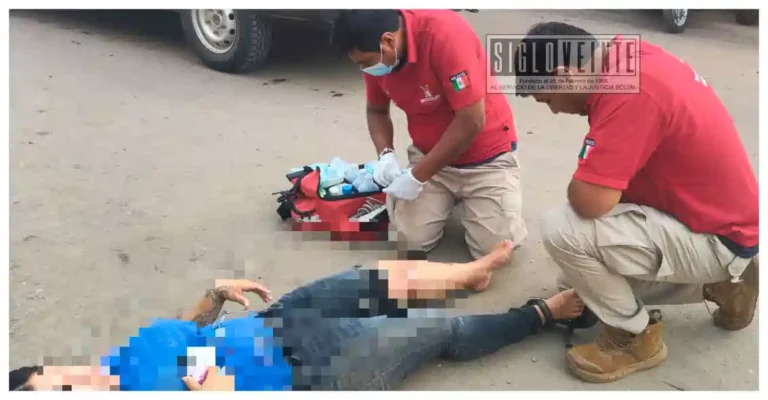 En el centro de Huetamo chocan moto y automóvil dejando una mujer lesionada