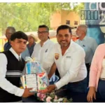 Fernando Ocampo mantiene entrega de útiles escolares con recursos municipales en la cabecera municipales y comunidades de Tuzantla