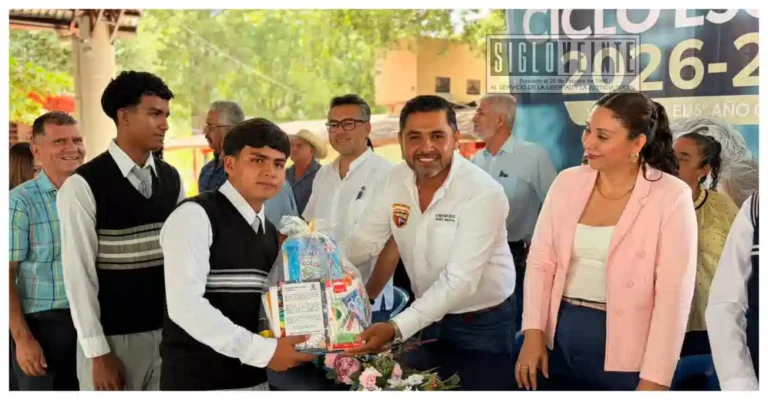 Fernando Ocampo mantiene entrega de útiles escolares con recursos municipales en la cabecera municipales y comunidades de Tuzantla
