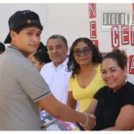 Gobierno de Carácuaro respalda acciones de educación para jóvenes y adultos; INEA entrega 32 certificados de primaria y secundaria