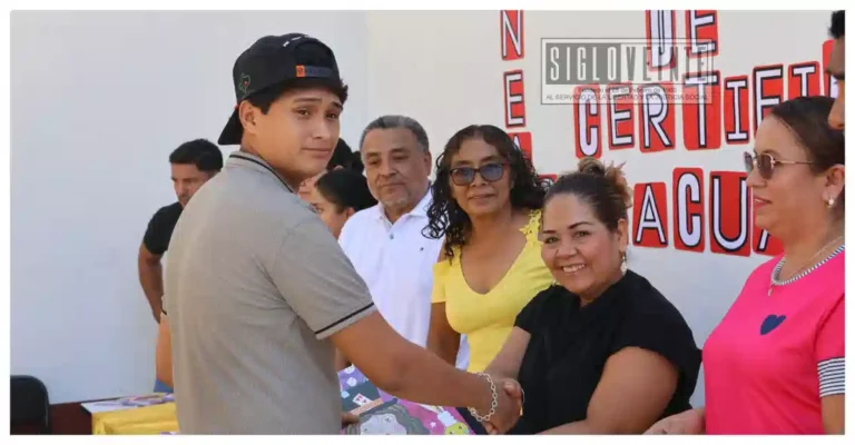 Gobierno de Carácuaro respalda acciones de educación para jóvenes y adultos; INEA entrega 32 certificados de primaria y secundaria