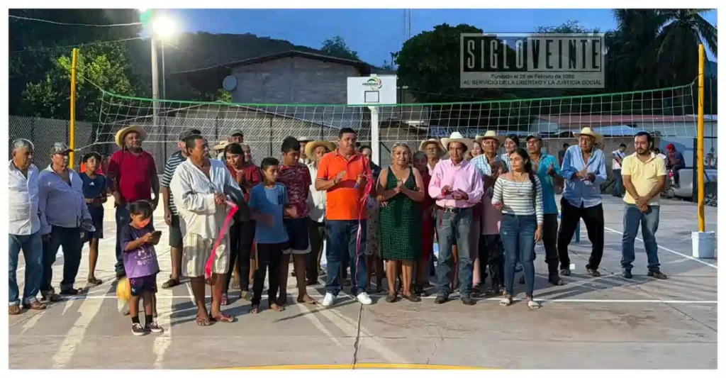 Jaime Torres apuesta por recuperar espacios públicos en comunidades de Zirándaro; rehabilitan cancha en Tziritzícuaro