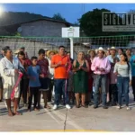 Jaime Torres apuesta por recuperar espacios públicos en comunidades de Zirándaro; rehabilitan cancha en Tziritzícuaro
