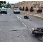 Motocicleta y vehículo chocan en avenida Acueducto de Morelia