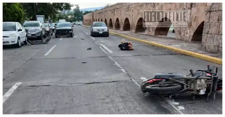 Motocicleta y vehículo chocan en avenida Acueducto de Morelia