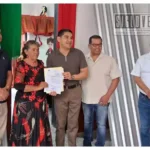Pablo Varona entrega láminas y cemento a 30 familias vulnerables de Huetamo