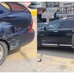Padre e hijo resultan lesionados en choque en el centro de Huetamo; conductor de camioneta huyó del lugar