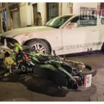 Pareja en motocicleta resulta herida tras choque con Mustang en el Centro de Morelia