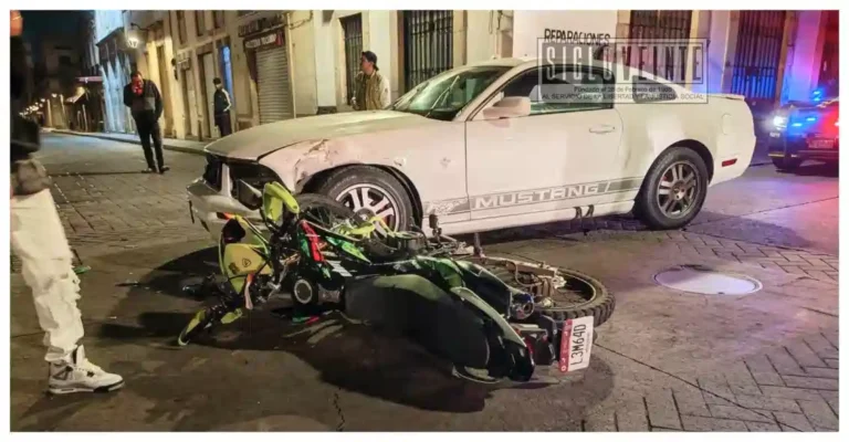 Pareja en motocicleta resulta herida tras choque con Mustang en el Centro de Morelia