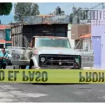 Prenden fuego a camión recolector en Morelia; trabajador sufre quemaduras en el rostro