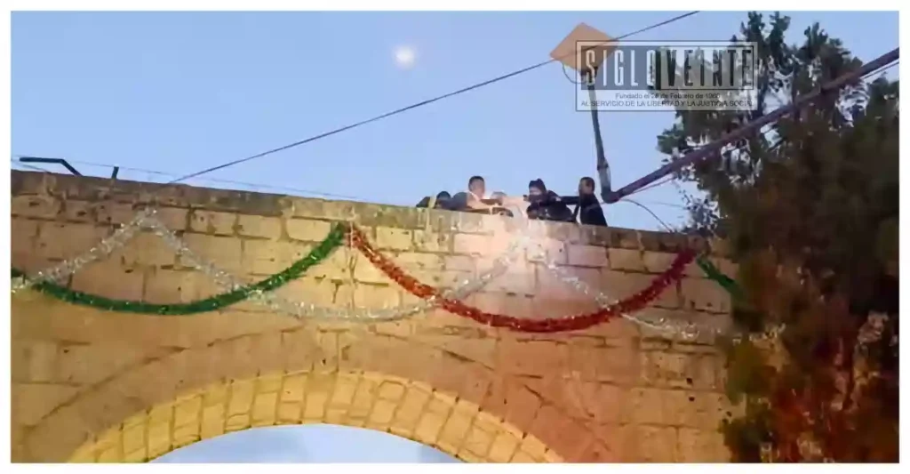 Rescatan a hombre de lo alto del Acueducto de Morelia; evitaron que se suicidara