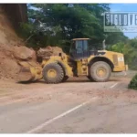Retira Ayuntamiento de Carácuaro derrumbe y reabre carretera en Paso de Núñez