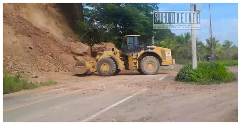 Retira Ayuntamiento de Carácuaro derrumbe y reabre carretera en Paso de Núñez