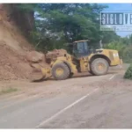 Retira Ayuntamiento de Carácuaro derrumbe y reabre carretera en Paso de Núñez
