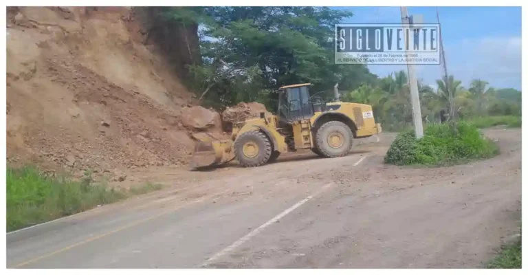 Retira Ayuntamiento de Carácuaro derrumbe y reabre carretera en Paso de Núñez