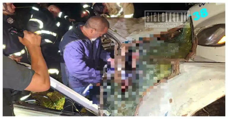 Tres personas mueren en fuerte choque entre camioneta y tráiler la carretera Tuzantla-Tiquicheo