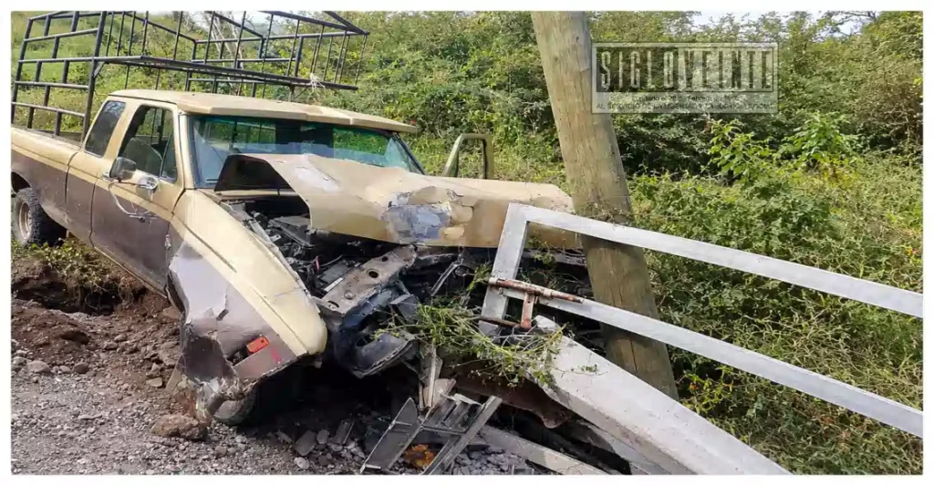 Abandonan camioneta tras chocar contra poste en la carretera San Lucas–Ciudad Altamirano