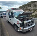 Ambulancia choca contra barrera en Morelia cuando iba por un paciente
