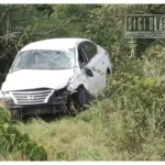 Auto sale de la carretera y termina a unos 30 metros de profundidad en la carretera Huetamo–Ciudad Altamirano