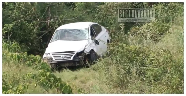 Auto sale de la carretera y termina a unos 30 metros de profundidad en la carretera Huetamo–Ciudad Altamirano