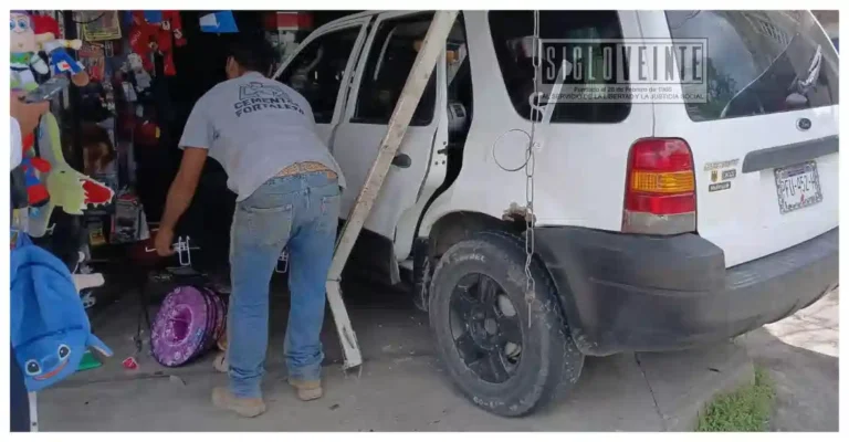 Camioneta se impacta contra negocio en Uruapan; menor de 4 años resulta lesionado