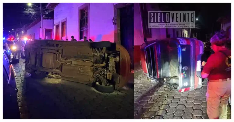 Camioneta termina volcada sobre la calle Corregidora de Tacámbaro