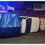 Camioneta vuelca y es abandonada en importante avenida de Zitácuaro