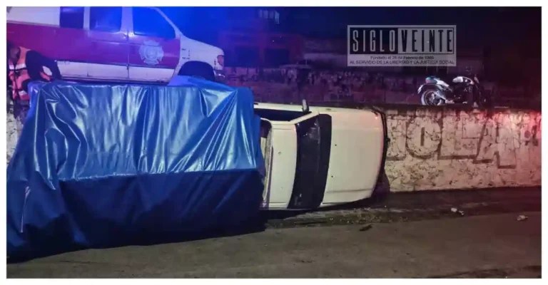 Camioneta vuelca y es abandonada en importante avenida de Zitácuaro