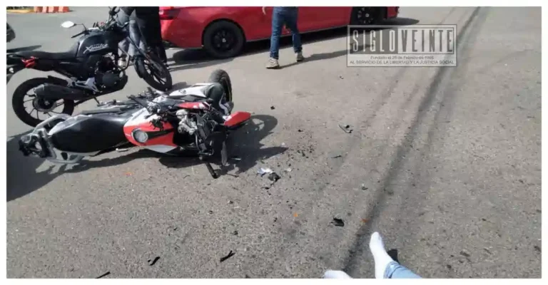 Choque entre motocicleta y automóvil deja un joven herido en el Libramiento de Morelia