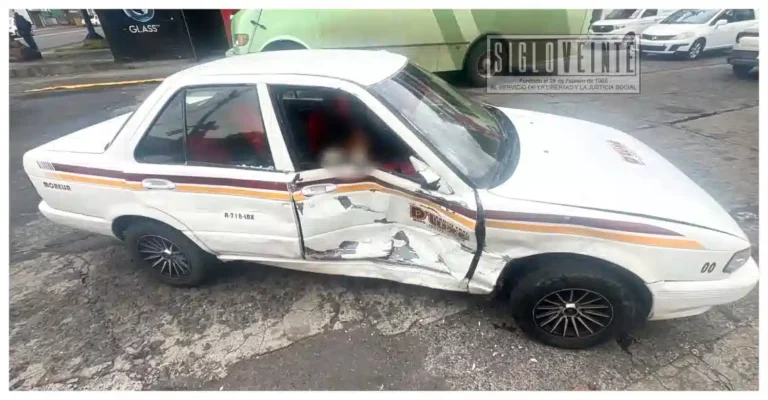 Colisión entre taxi y camioneta deja a una mujer lesionada en Morelia