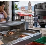Inseguridad habría provocado suspensión de distribución de Bachoco y Sabro Pollo en Michoacán; temen desabasto