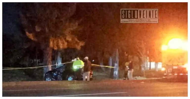 Muere joven al impactarse automóvil contra un árbol en Morelia; hay dos heridos