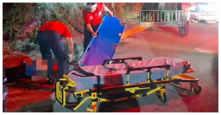Mujer resulta lesionada tras accidente de motocicleta cerca de la Unidad Deportiva de Huetamo