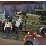 Sale del camino, impacta vehículos de un yonke y muere en Morelia