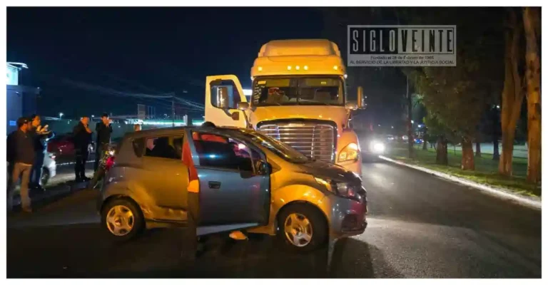 Tráiler arrastra automóvil con cinco ocupantes en el Libramiento Norte de Morelia