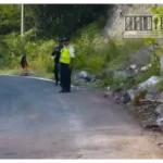Tras cuatro horas de afectación parcial, retiran derrumbe en la carretera Villa Madero–Nocupétaro