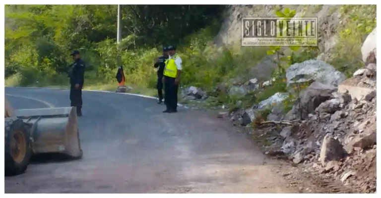 Tras cuatro horas de afectación parcial, retiran derrumbe en la carretera Villa Madero–Nocupétaro