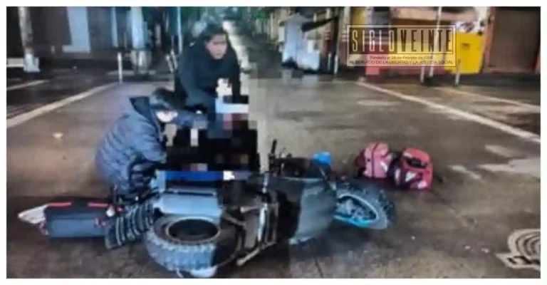 Vehículo impacta a motociclista y huye del lugar en el centro de Zitácuaro