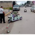 Vehículo impacta bicicleta eléctrica de tres ruedas en Huetamo y huye; una persona resulta lesionada