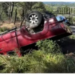 Vuelca camioneta en la carretera Tacámbaro–Paso de Morelos; atienden a dos adultos mayores en Tacámbaro